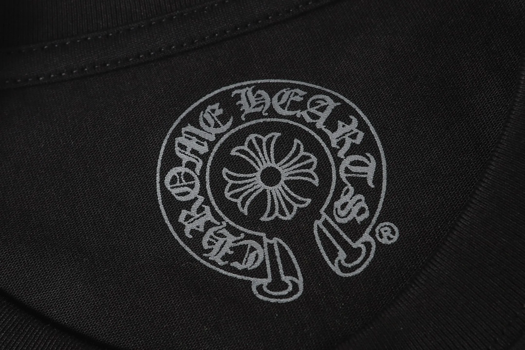 P160 Chrome Hearts CH Chrome Hearts Color Overlay Cross Print Short Sleeve T-shirt Uses direct injection imported machine printing. Hardware and accessories are all milled and customized. Correct configuration. Black 2025 Chrome Hearts ZP packaging. 260 grams of custom dyed double yarn cotton. Large version. Loose and stylish. Different from lower versions, slim and long version with upper body and hip stretch. 100% commitment: top quality. Not fast food. Highest version on the market. Top quality - different from ordinary versions on the market. If you care about quality, you should also respect the price. Absolutely 0 after-sales service and 0 return rate so far. It’s hard not to love the style - 260g double yarn cotton custom dyed fabric - Correct high-density main mark, washed tag, hand-sewn